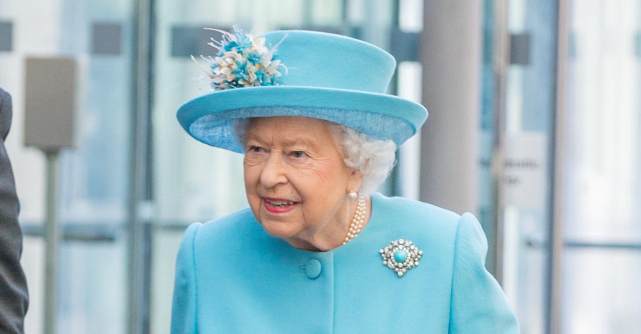 queen elizabeth in crisis meetings spills source