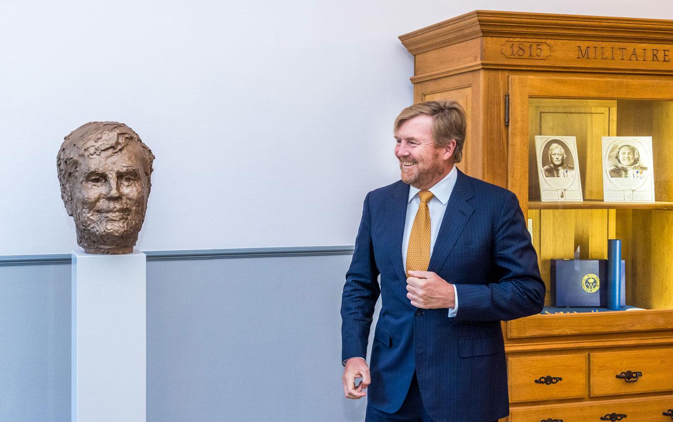 king willem alexander during a working visit to the chancellery of the dutch order