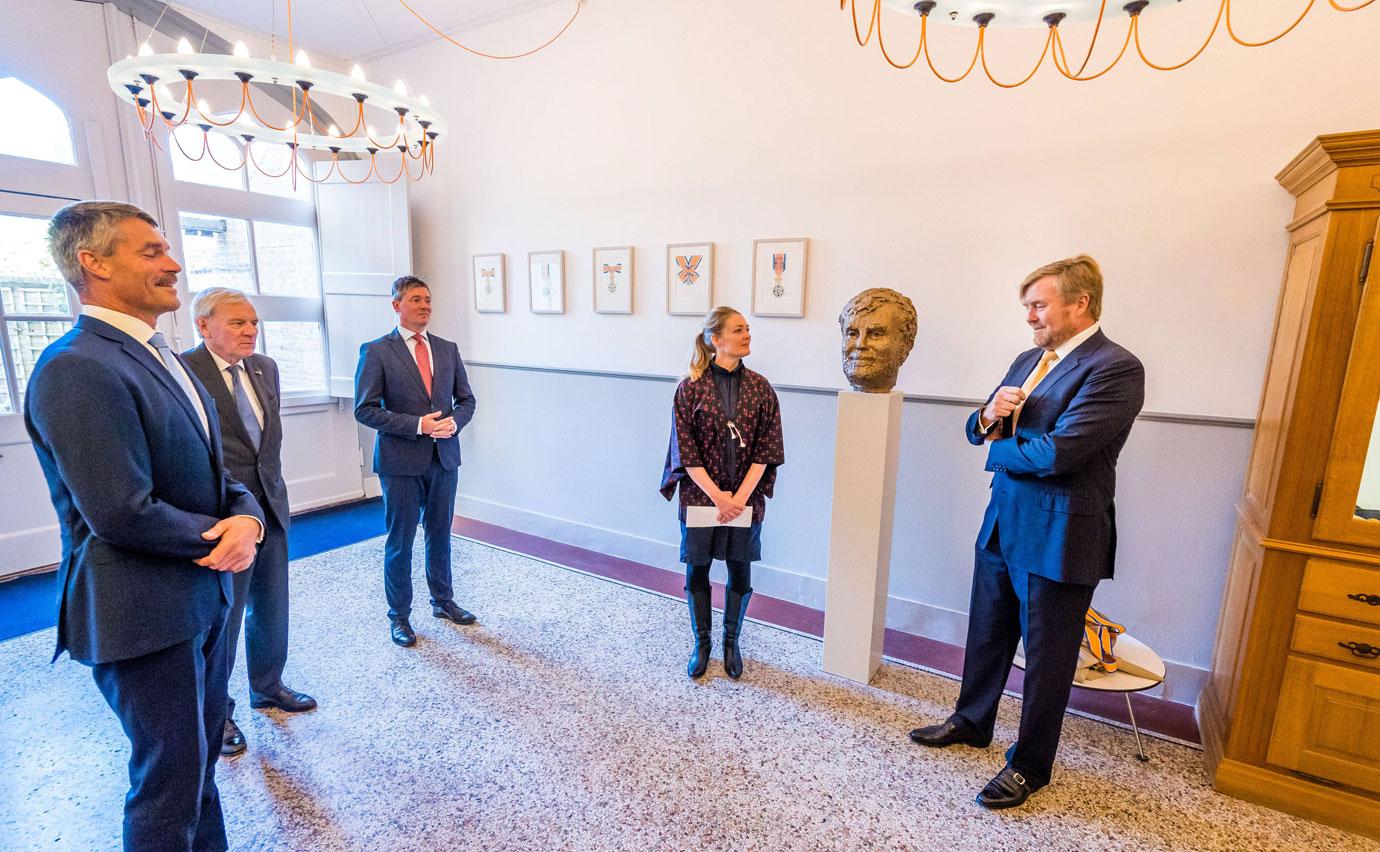 king willem alexander during a working visit to the chancellery of the dutch order