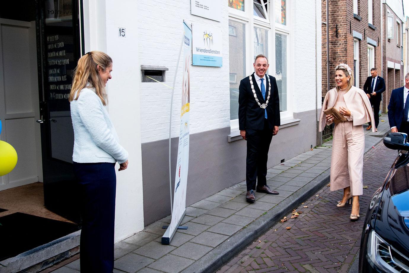 queen maxima visits winner of the apple of orange