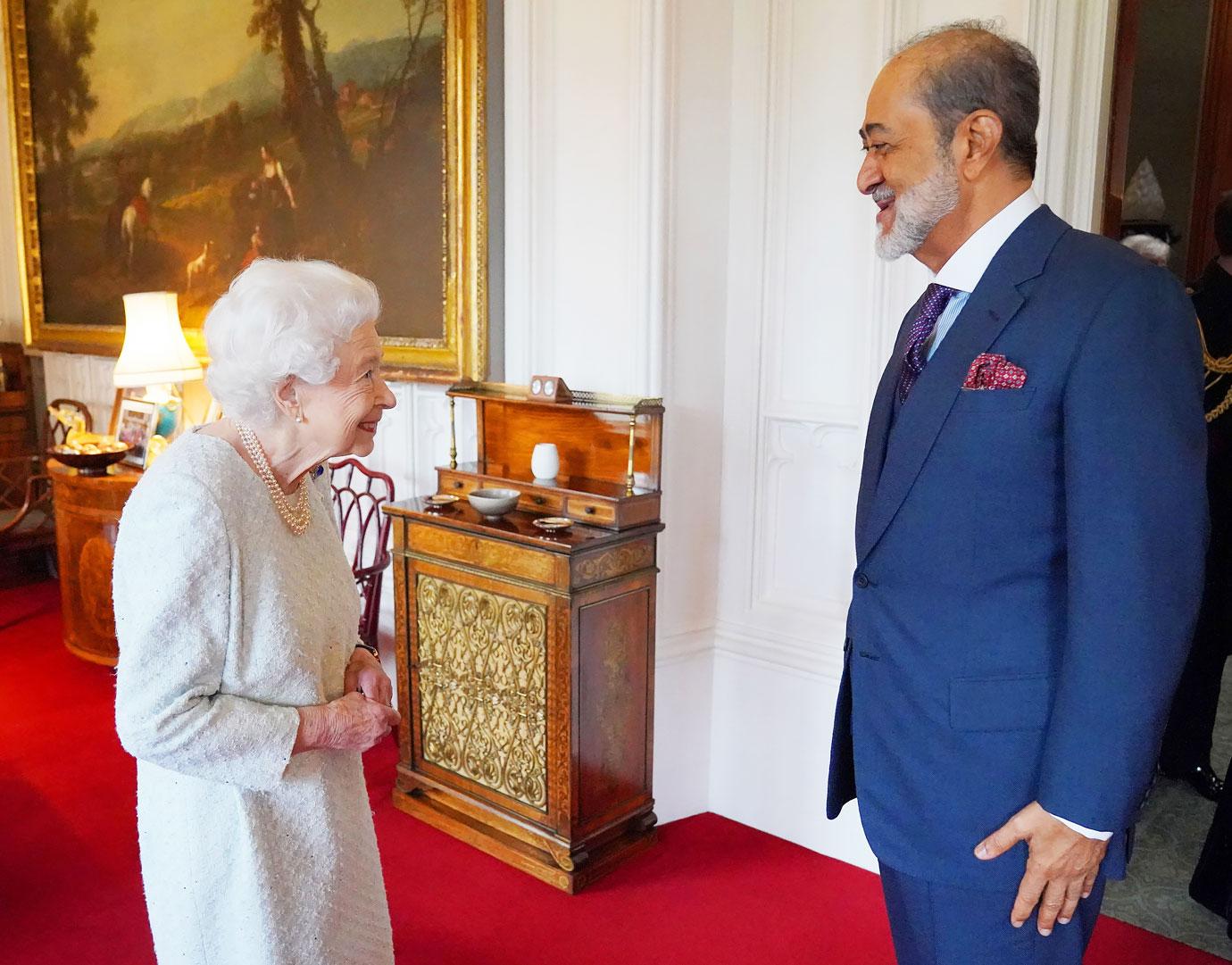 queen elizabeth receives the sultan of oman