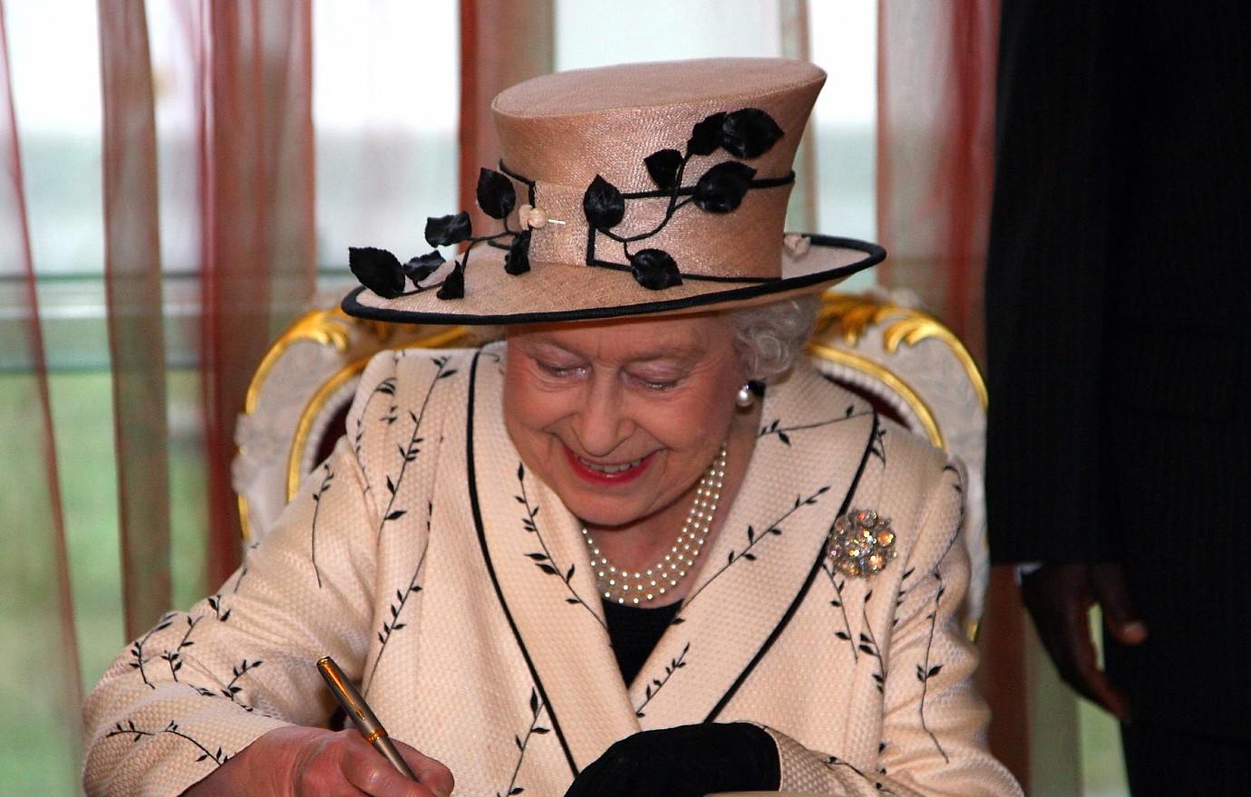 queen elizabeth dies news unfolded world