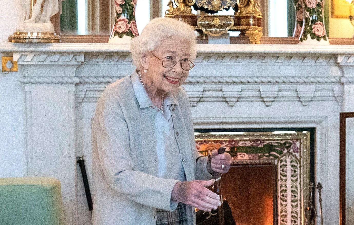 prime minister liz truss mourns queen elizabeth death