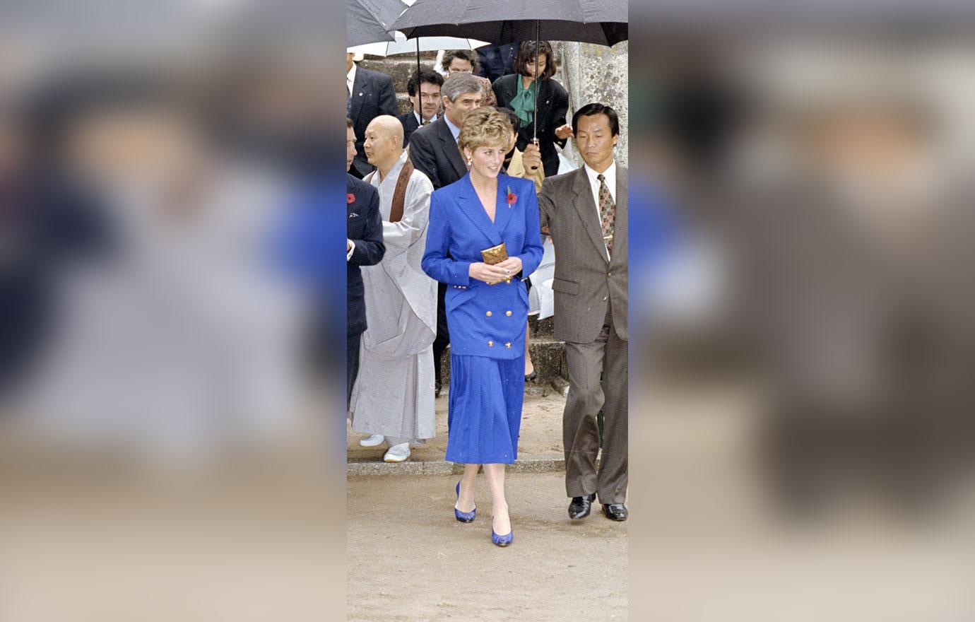 kate middleton wears nearly identical blue outfit princess diana