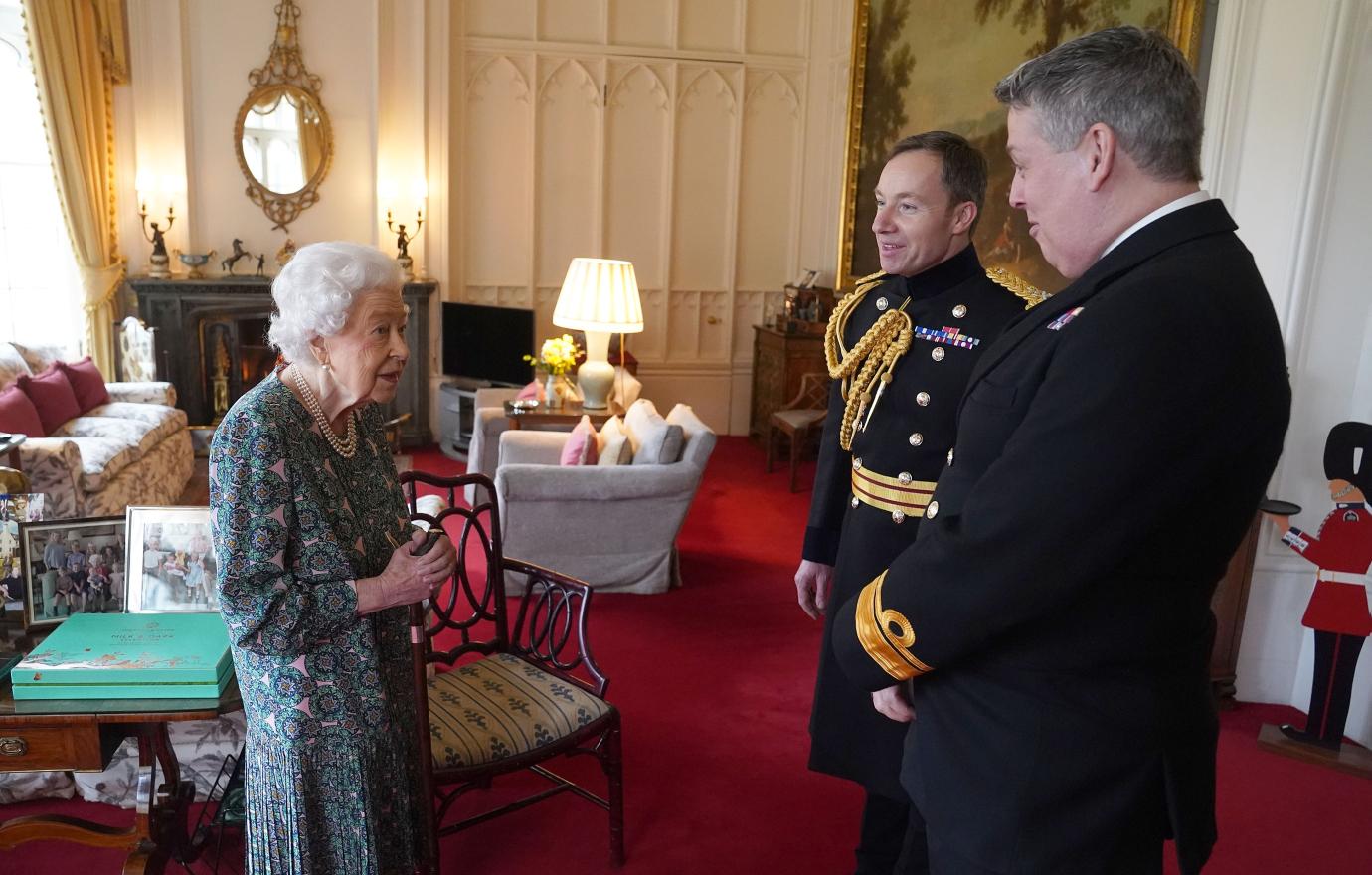 queen elizabeth photo with great grandchildren