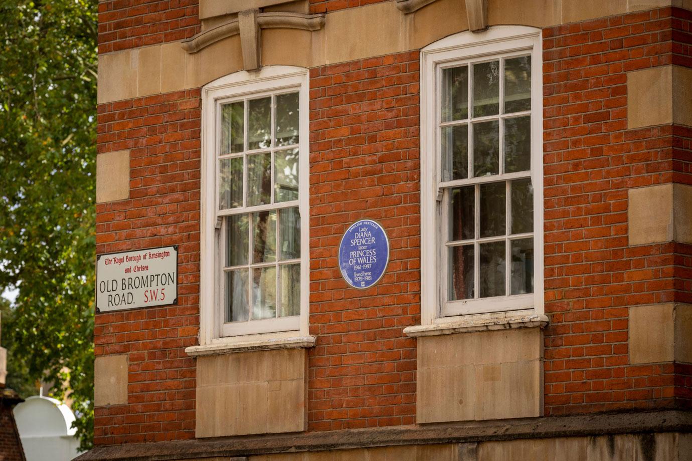 princess diana honored with english heritage london blue plaque at flat where she lived