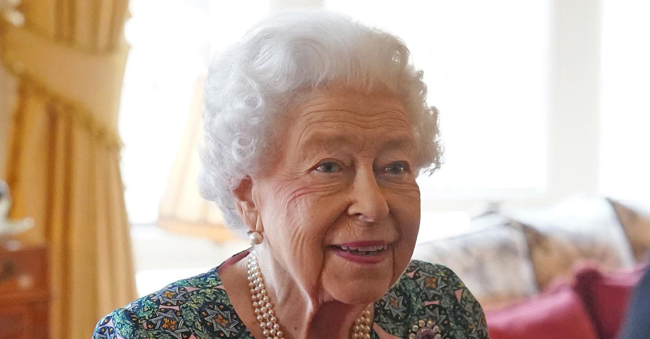 queen elizabeth photo with great grandchildren