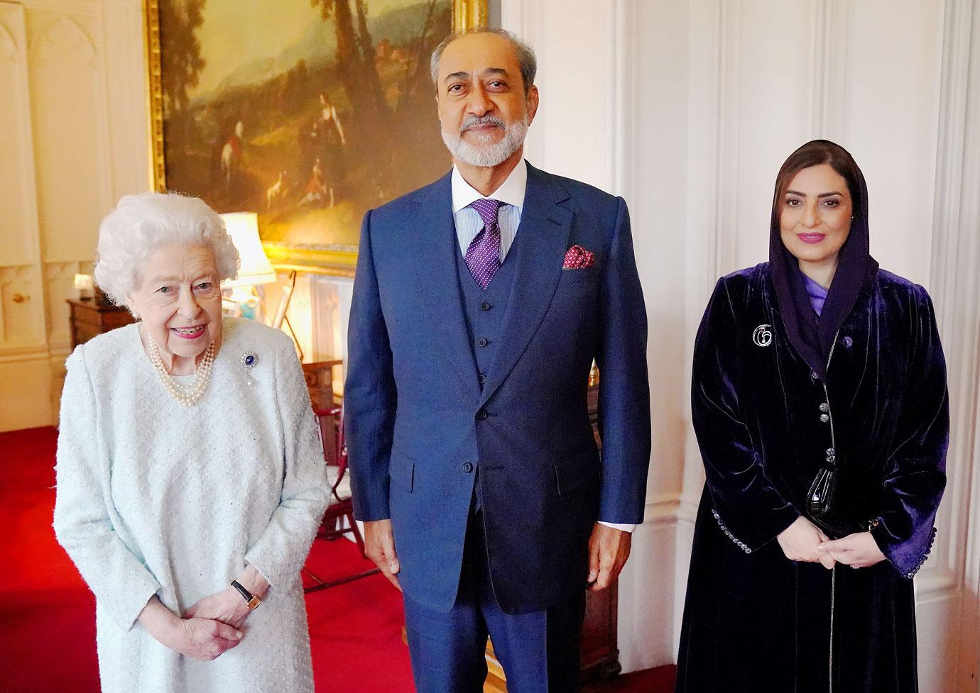 queen elizabeth receives the sultan of oman