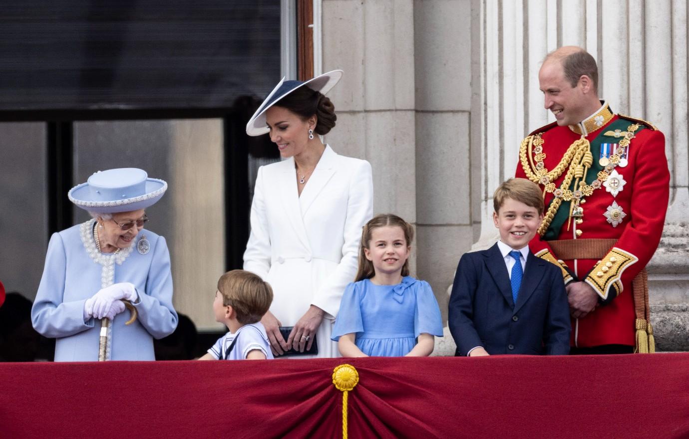 queen elizabeth relationship prince george great grandchildren