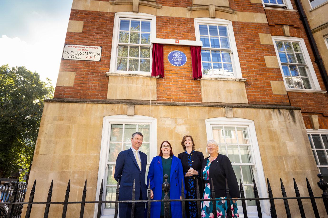 princess diana honored with english heritage london blue plaque at flat where she lived