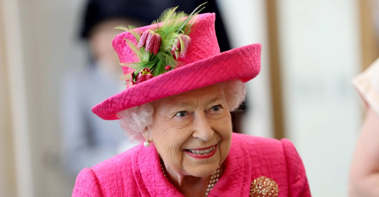 queen elizabeth encourages covid  vaccine