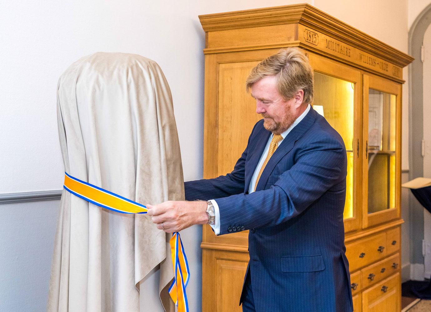 king willem alexander during a working visit to the chancellery of the dutch order