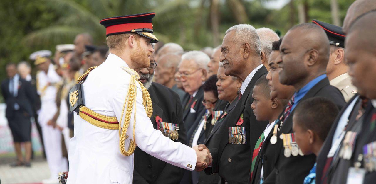 prince harry returns uk alone