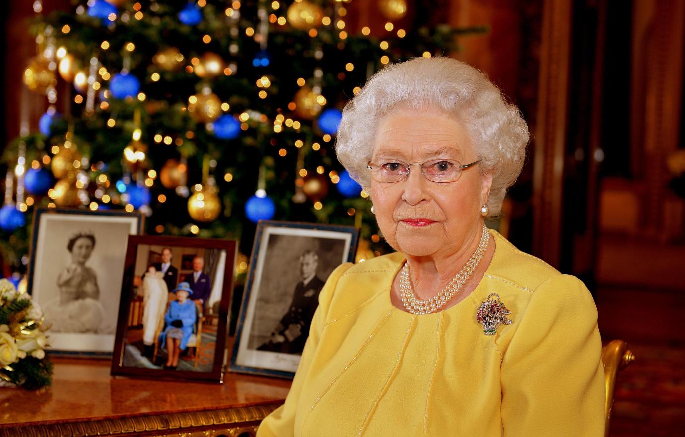 queen elizabeth gifts staff inexpensive dessert christmas