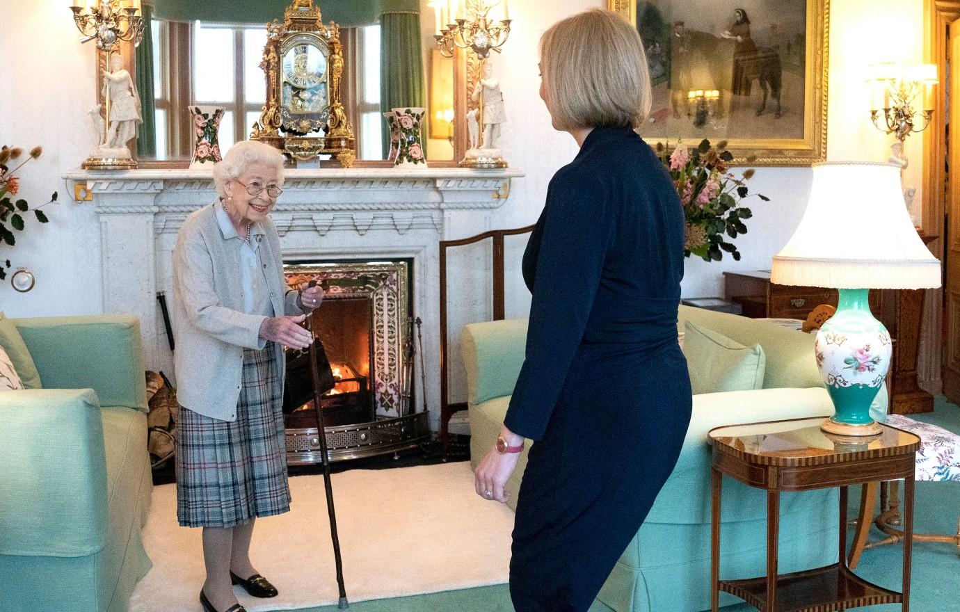 prime minister liz truss mourns queen elizabeth death