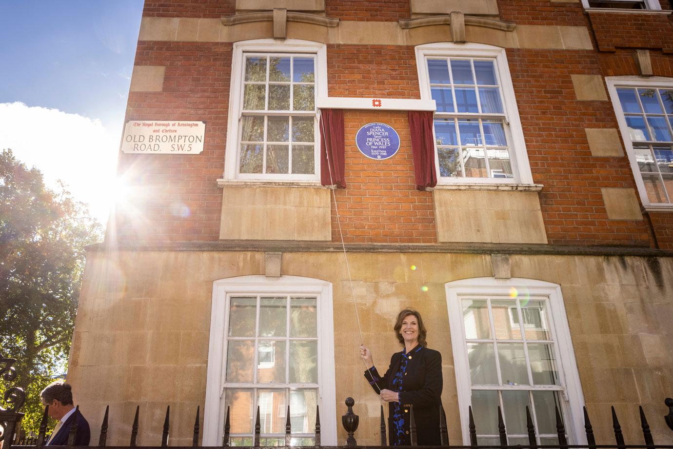 princess diana honored with english heritage london blue plaque at flat where she lived