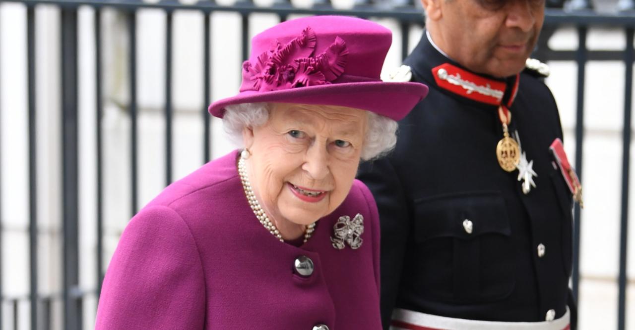 queen elizabeth ii sends flowers tribute medical workers day of reflection