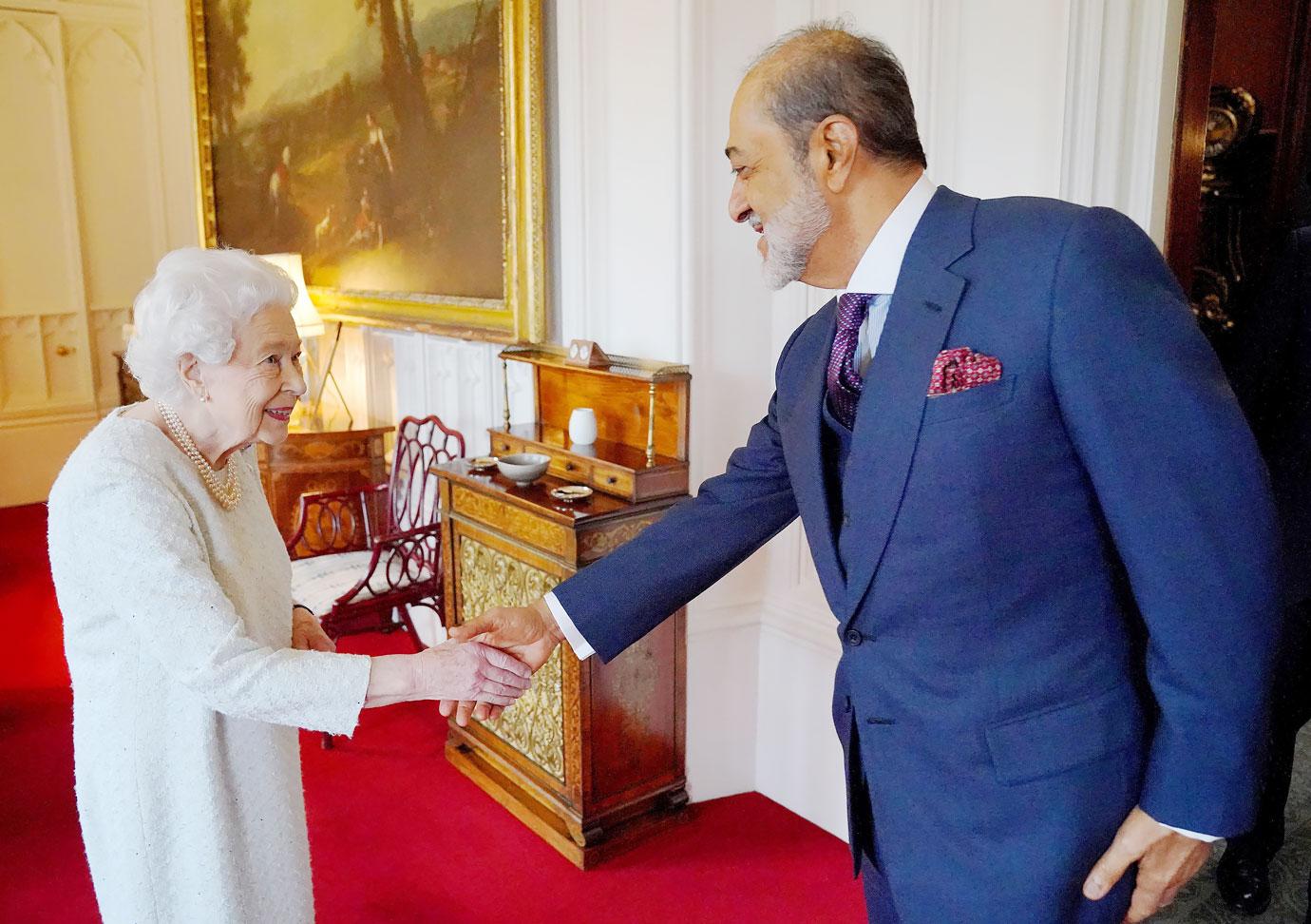 queen elizabeth receives the sultan of oman