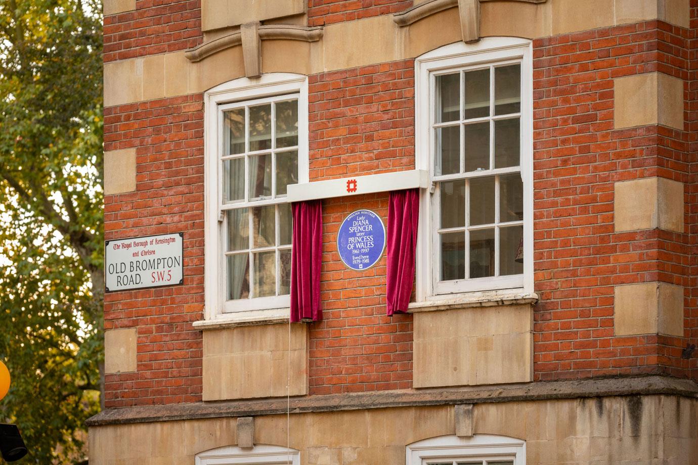 princess diana honored with english heritage london blue plaque at flat where she lived