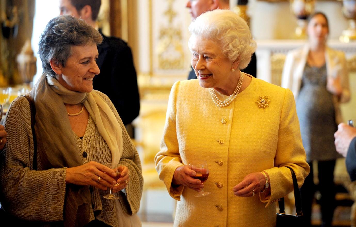 queen elizabeth drinks champagne every night reveals cousin