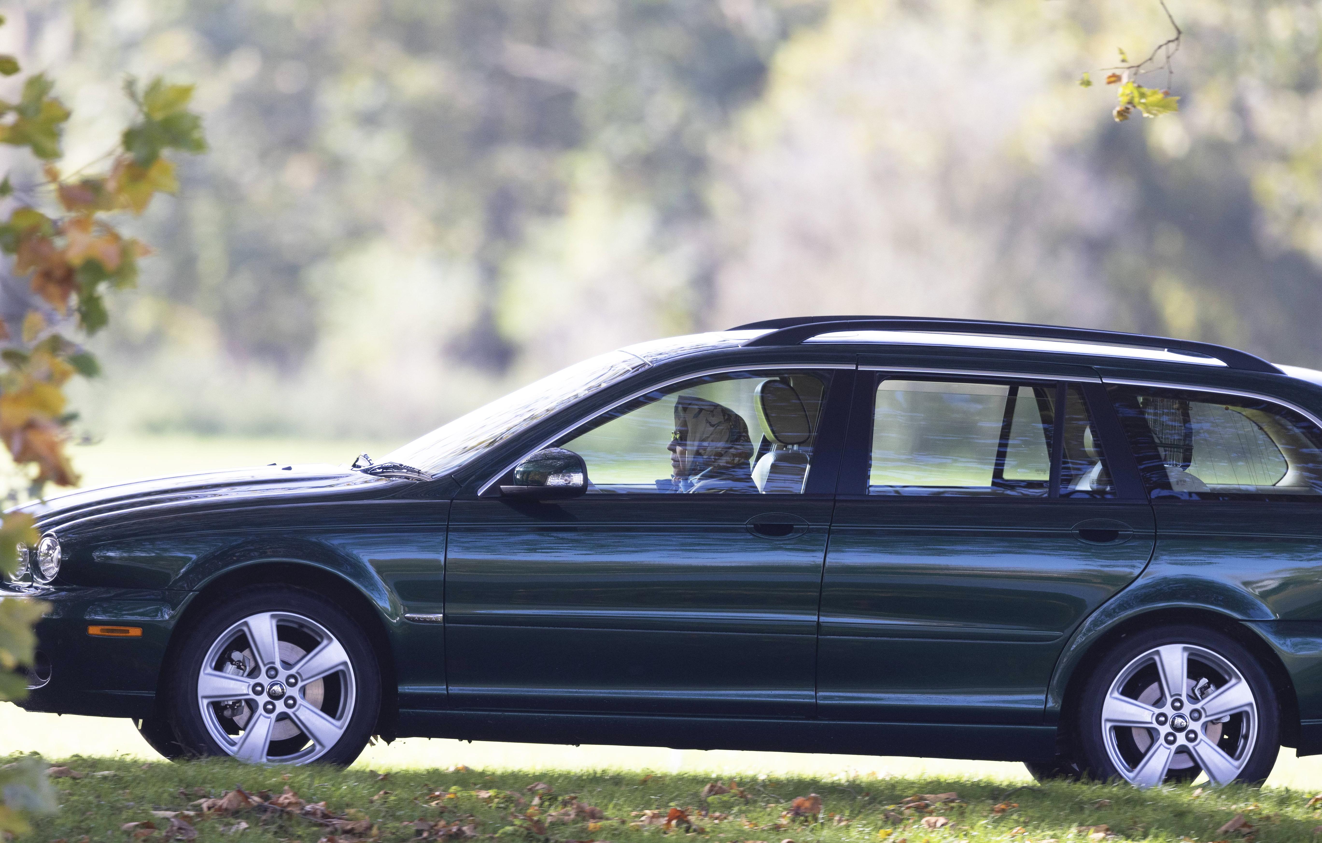 the queen driving at windsor