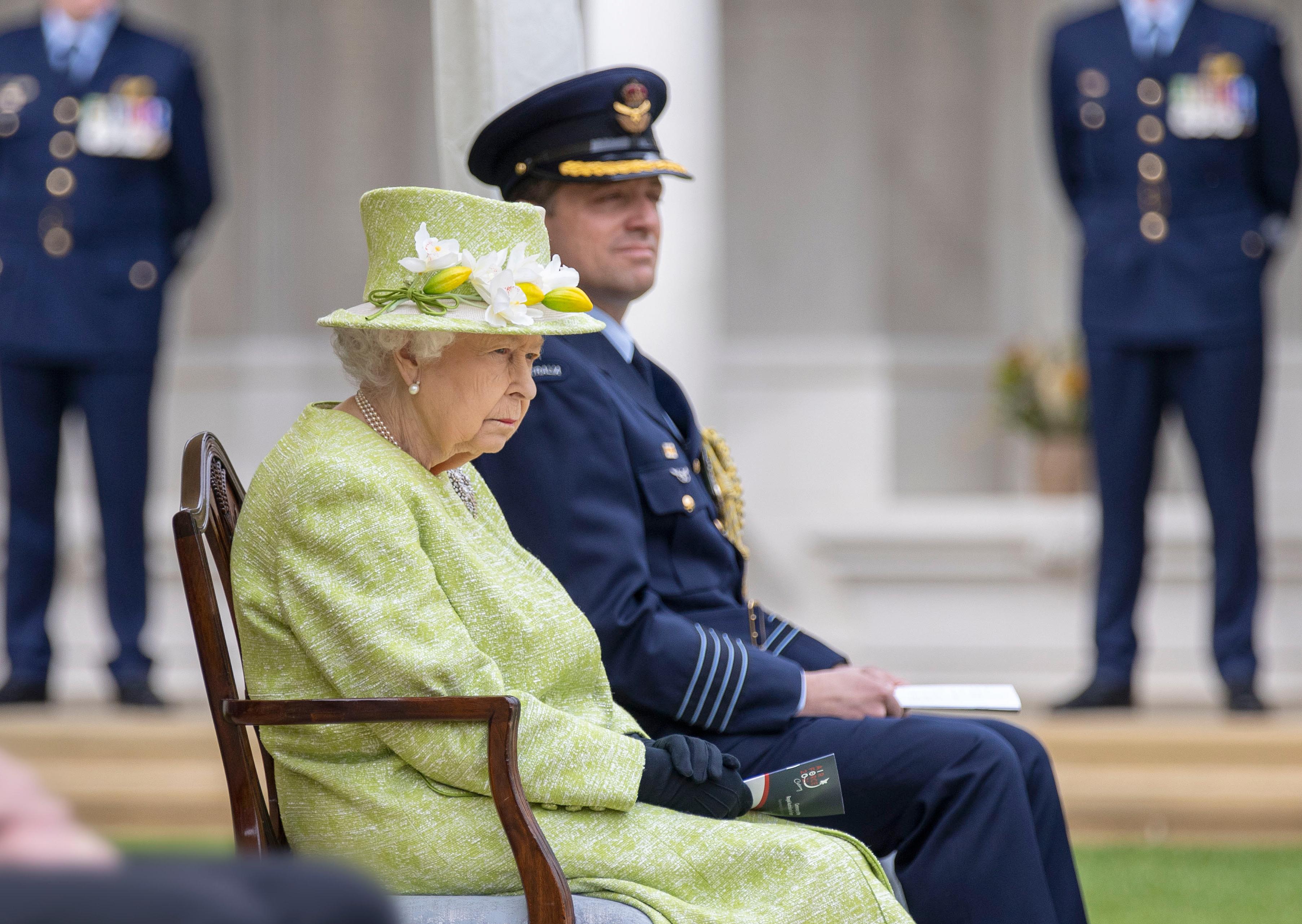 queen elizabeth visits royal australian air force memorial