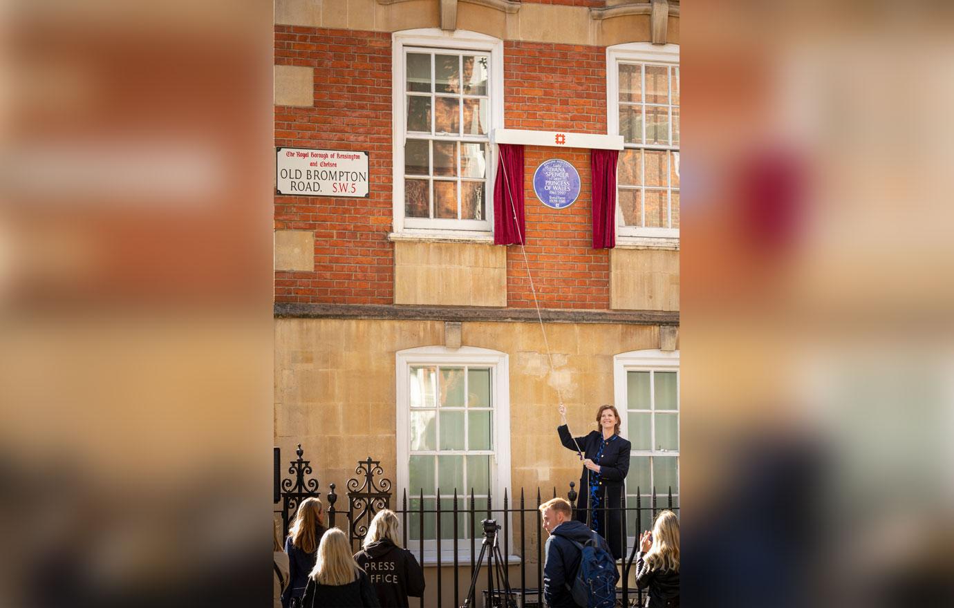 princess diana honored with english heritage london blue plaque at flat where she lived