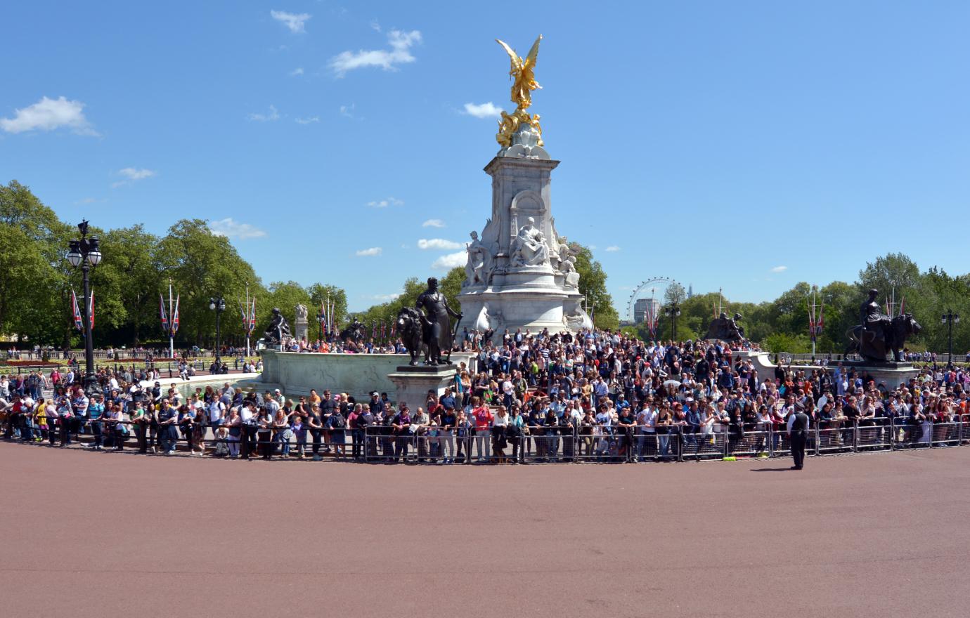 animal activists dye buckingham palaces fountains blood red in protest against hunting