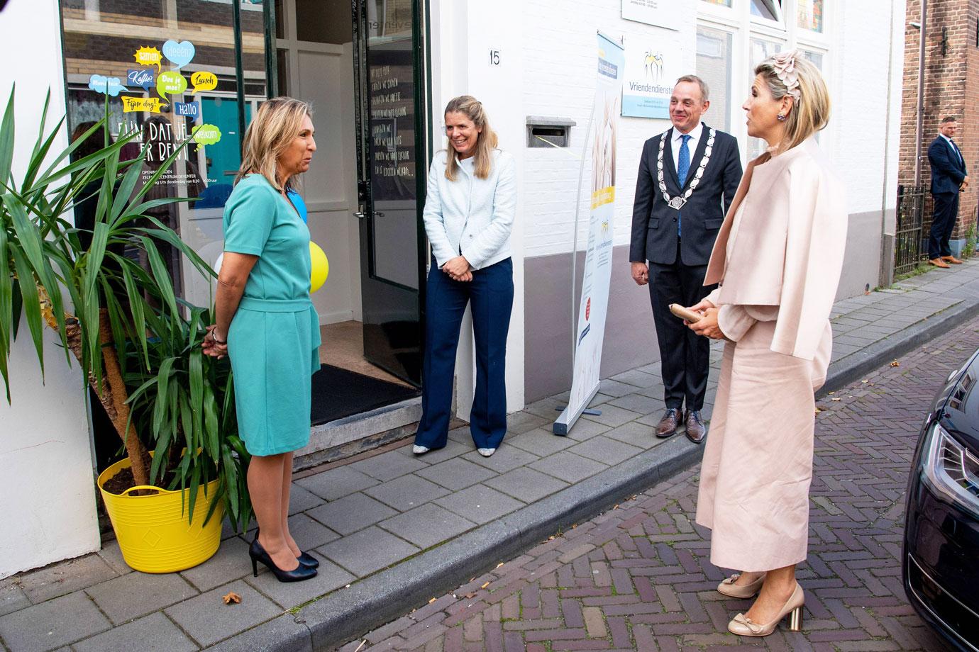 queen maxima visits winner of the apple of orange