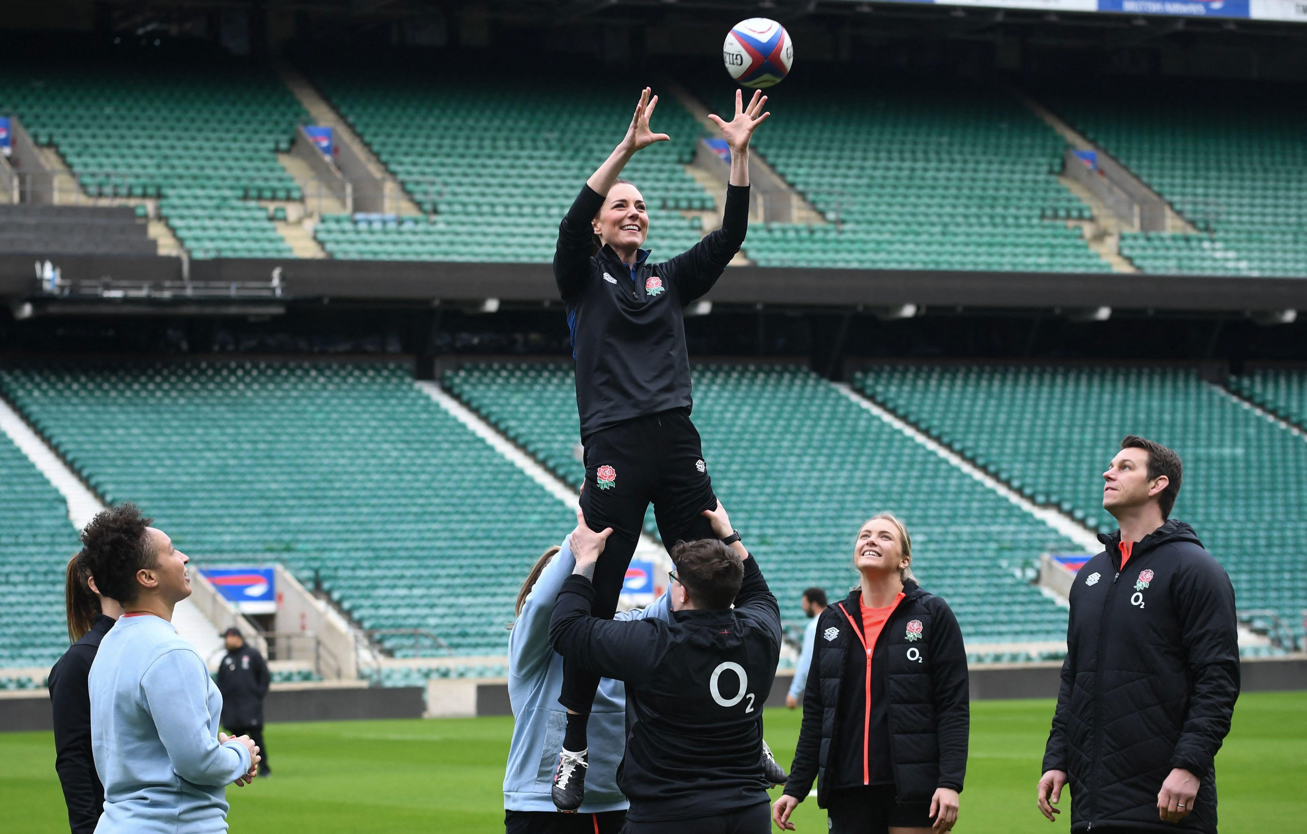 the duchess of cambridge joins england rugby training session