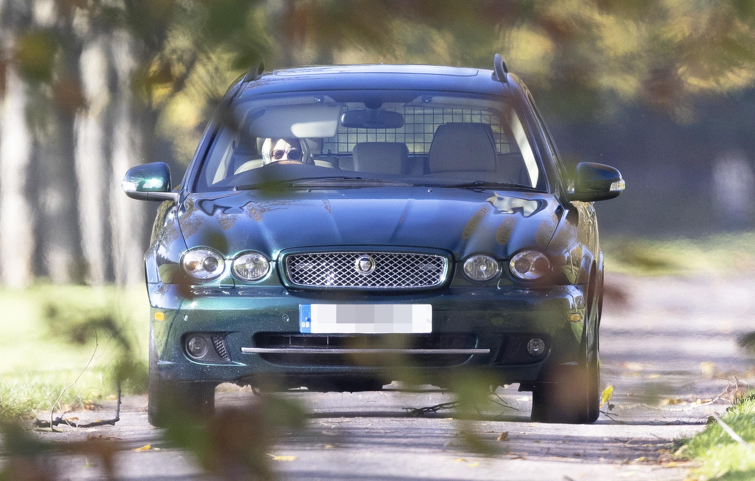 the queen driving at windsor