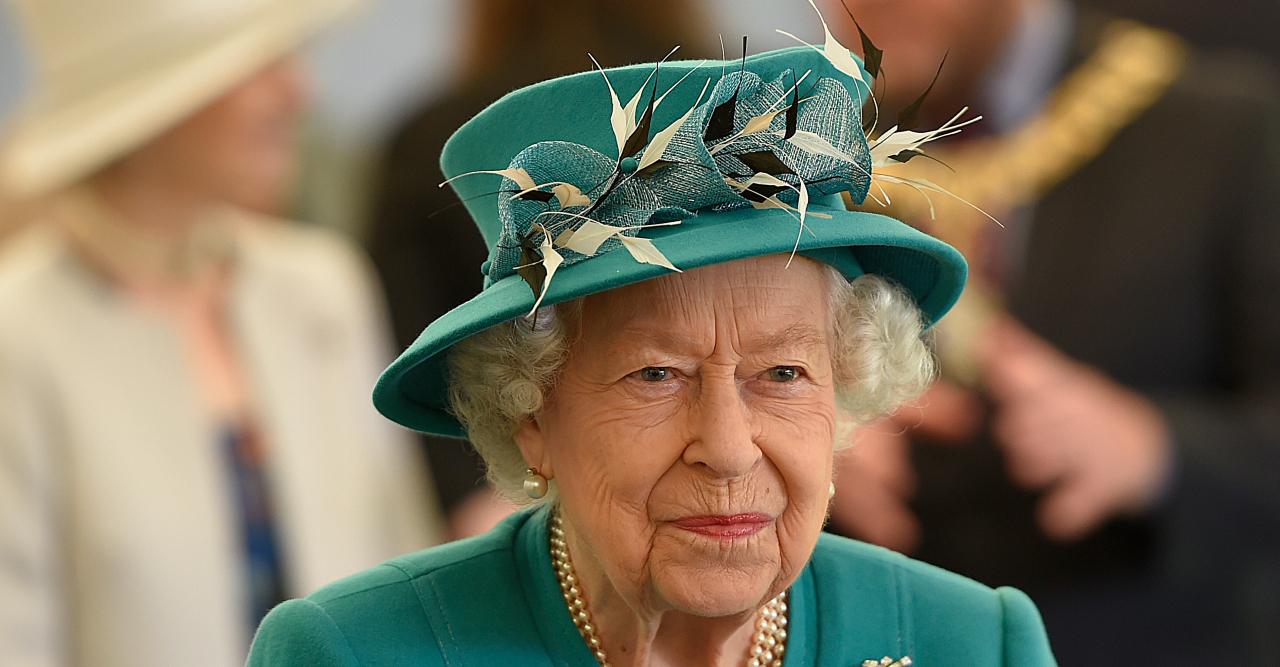 queen elizabeth reaction finding slug meal