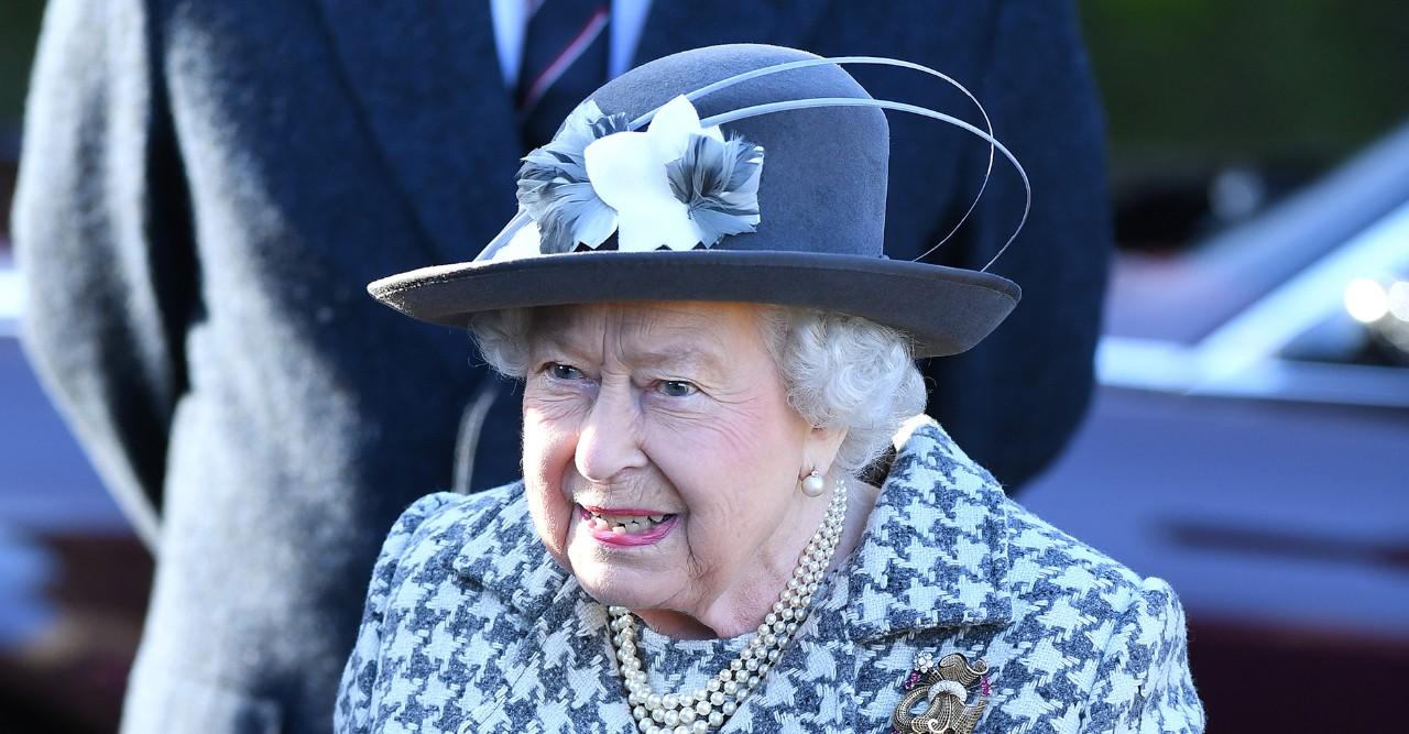 queen elizabeth drinks champagne every night reveals cousin pf