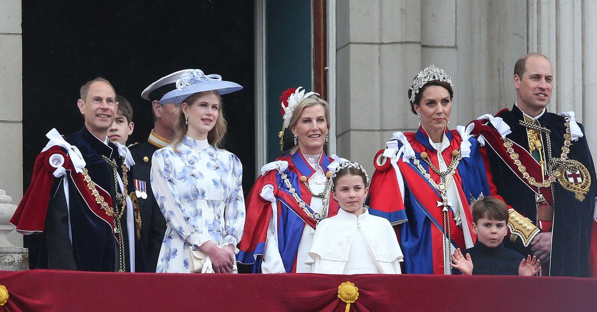 royal family on buckingham palace balcony