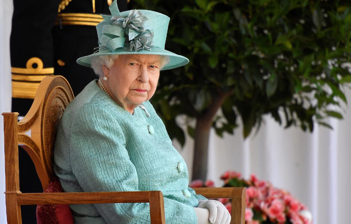 queen elizabeth ready to fight back against prince harry meghan markle says former butler